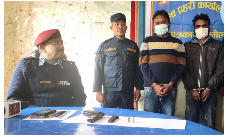 पेस्तोलसहित धनुषामा २ जना पक्राउ