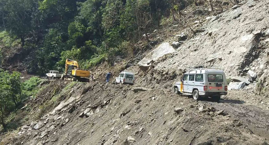 पहिरोले  बेँसीसहर–चामे सडक अवरुद्ध