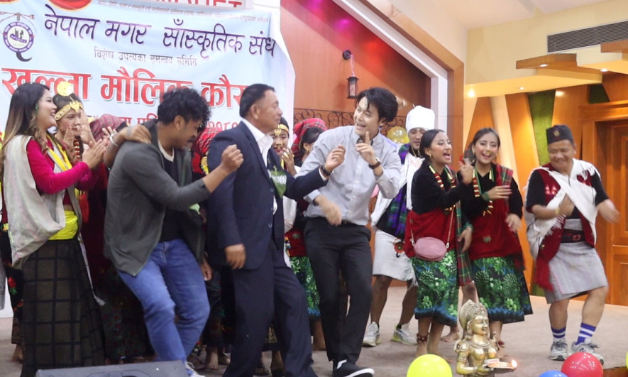 धिरज र उपसनासँग नृत्यमा साथ दिँदै देखिए  पूर्व उपराष्ट्रपति पुन