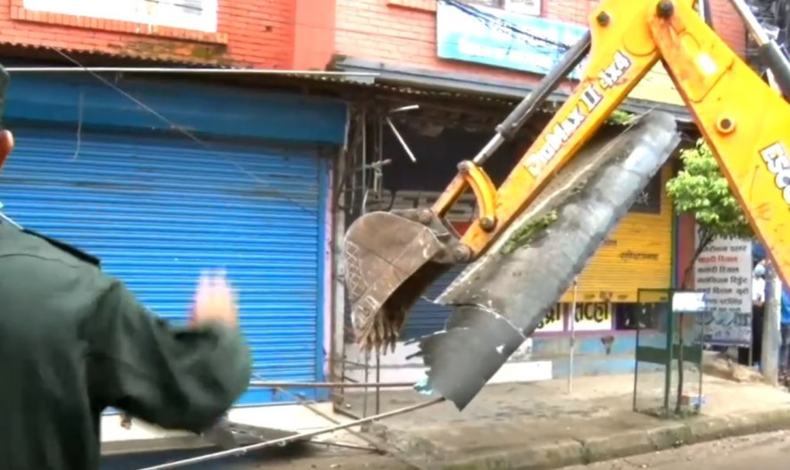 गोंगबु बसपार्क क्षेत्रमा महानगरको डोजर