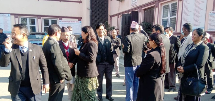 सर्वोच्चको मूल गेटमा कानुन व्यवसायीहरुको धर्ना