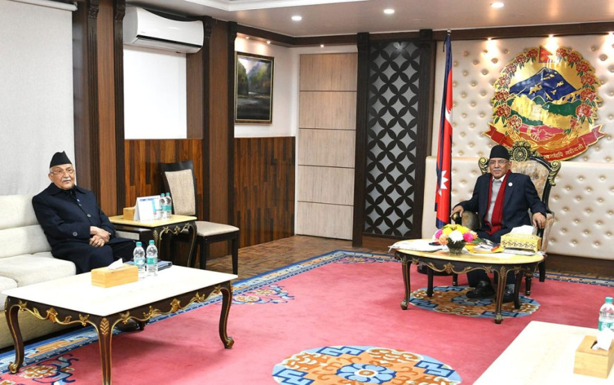 एमाले अध्यक्ष ओली र  प्रधानमन्त्री प्रचण्डबीच बालुवाटारमा भेट