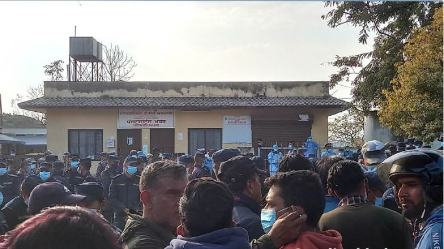 पश्चिमाञ्चल क्षेत्रीय अस्पतालमा शवको सनाखत गरिदै