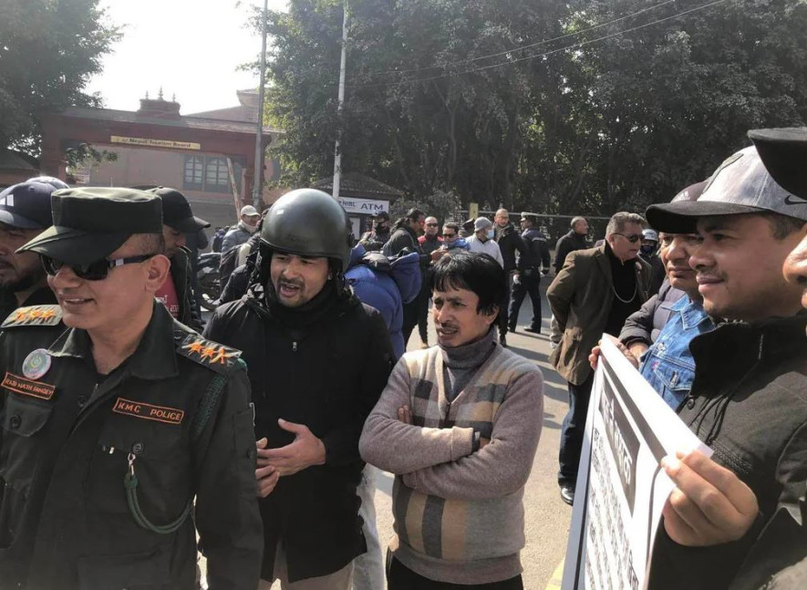 निजी जग्गामा डोजर चलाउने महानगरको कदमविरुद्ध सभागृहमा प्रदर्शन