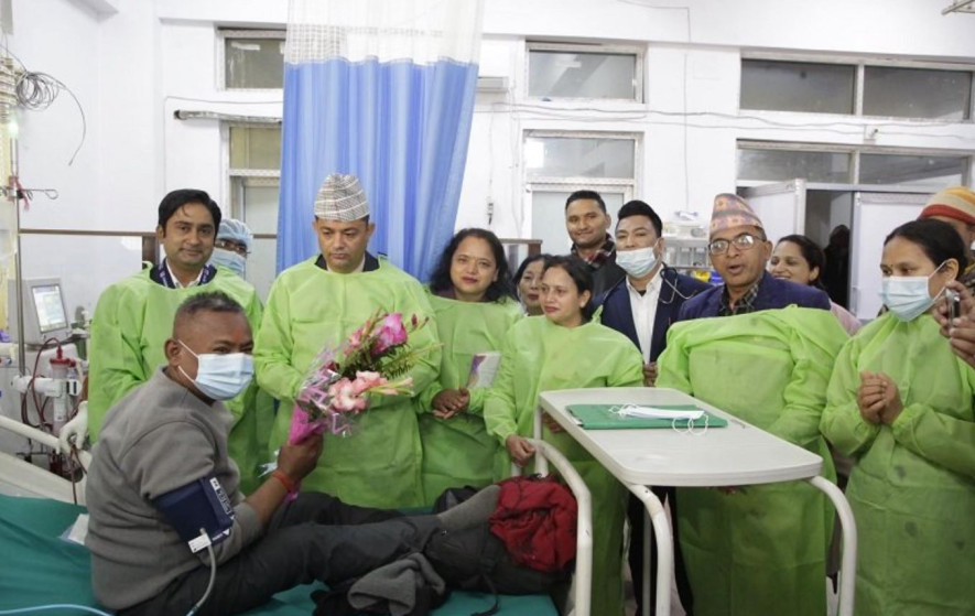 स्वास्थ्यमन्त्री गिरीद्वारा भेरी अस्पतालको नयाँ डायलाइसिस कक्ष उद्घाटन