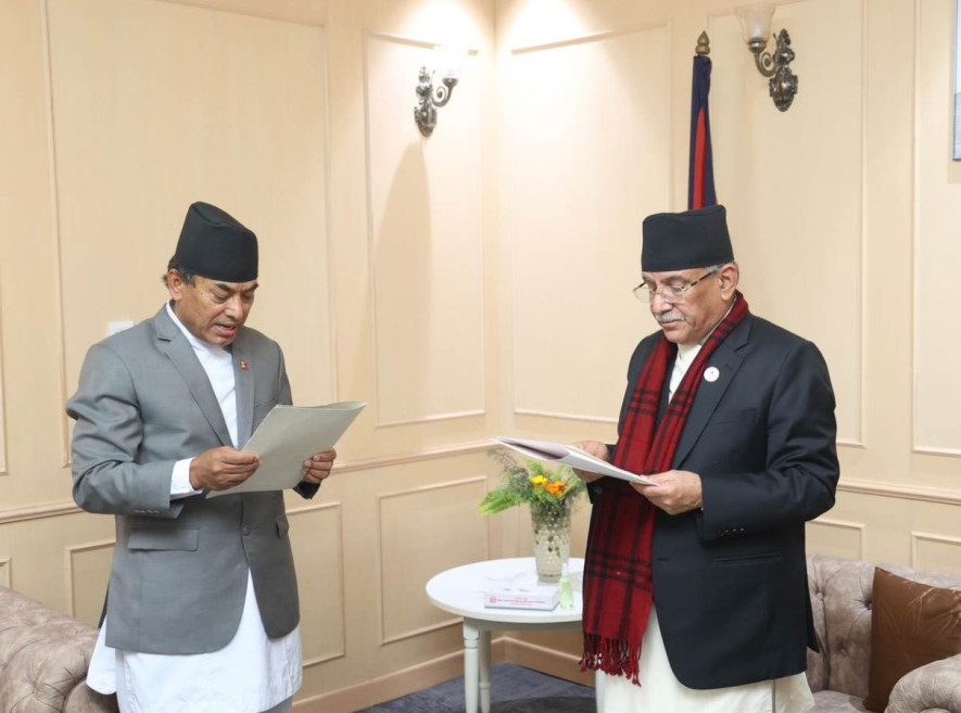 योजना आयोगका उपाध्यक्ष श्रेष्ठलाई प्रधानमन्त्री प्रचण्डले गराए शपथ