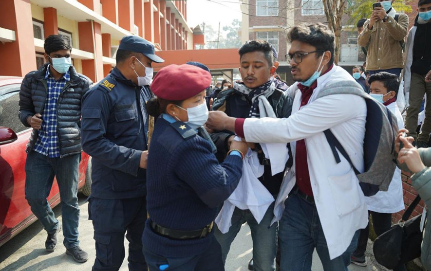 त्रिवि चिकित्सा शास्त्र अध्ययन संस्थानमा  विद्यार्थी र प्रहरीबीच झडप