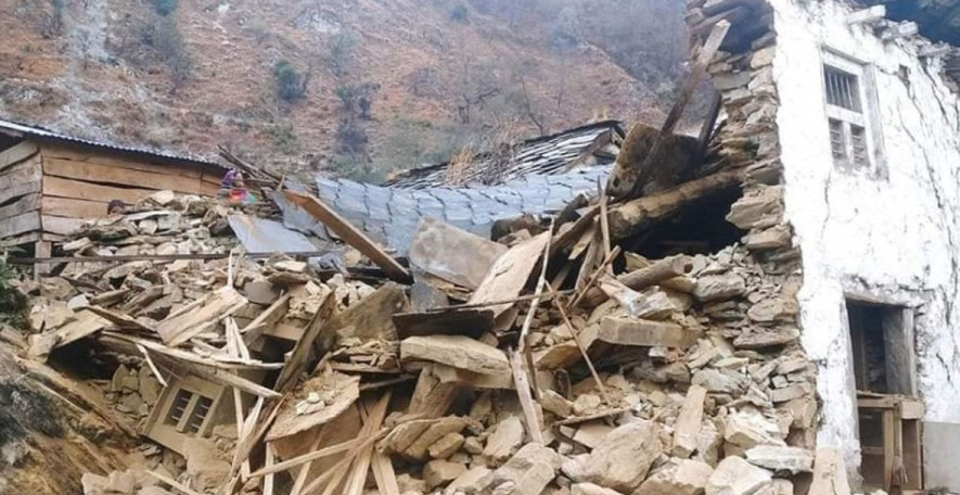 भूकम्पले घर भत्किँदा ढुंगाले लागेर एक जनाको मृत्यु