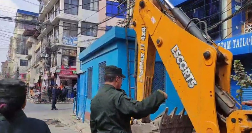 काठमाडौं महानगरले हटायो मैतीदेवीको प्रहरी बिट