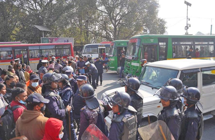 उपचार सेवा माग्दै बिरामीहरुले गरे प्रदर्शन