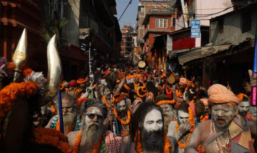 महाशिवरात्रिका लागि काठमाडौँ आइपुगेका नागा बाबाहरू पशुपति मन्दिर परिसर प्रवेश