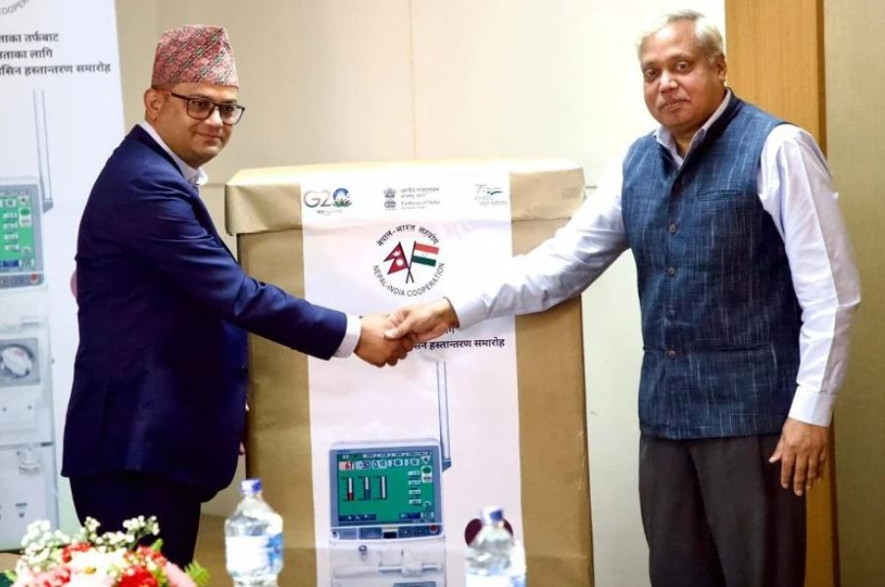 भारतीय दूतावासले नेपाल सरकारलाई मिर्गौला डायलासिस उपकरण हस्तान्तरण