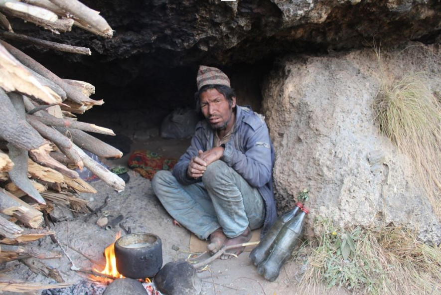एक वर्षदेखि सोही सडकको छेउमा रहेको ओढारमा आश्रय !