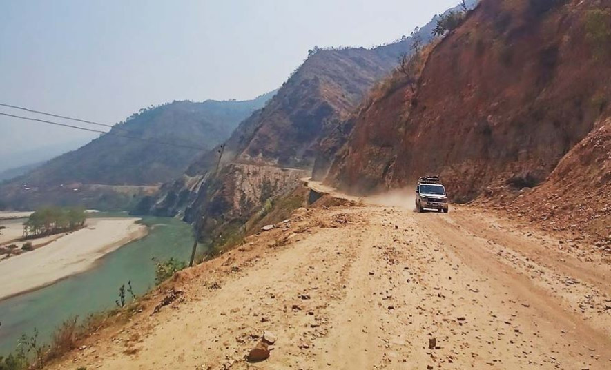 मूलघाटदेखि पाँचथर सडक खण्डमा कालोपत्रेको काम सुरु
