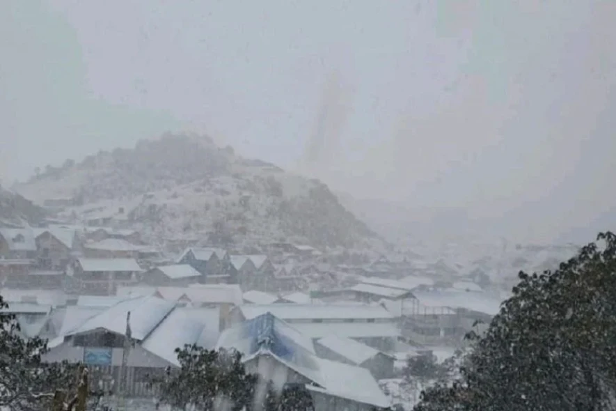 दोलखाको पर्यटकीय तथा धार्मिकस्थल कालिञ्चोक क्षेत्रमा हिमपात