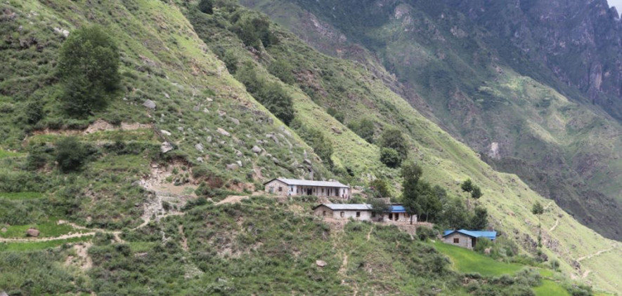 पहिरोका कारण विद्यालय जोखिममा
