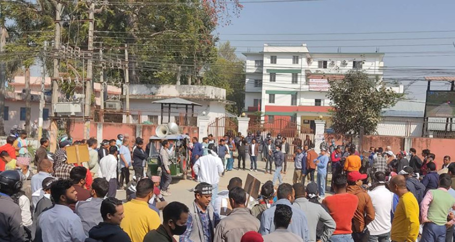 सुदूरपश्चिम मन्त्रिपरिषद्को  कार्यालय अगाडि व्यवसायीको प्रदर्शन