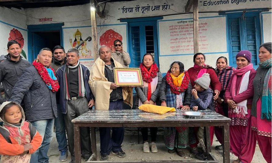पूर्वविद्यार्थीको एक लाखको सम्मान प्रधानाध्यापकलाई