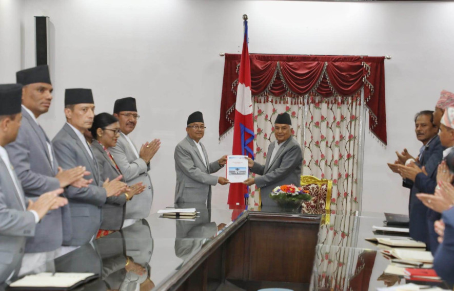 राष्ट्रपति पौडेललाई आयोगद्धारा उपराष्ट्रपति निर्वाचनको प्रतिवेदन हस्तान्तरण