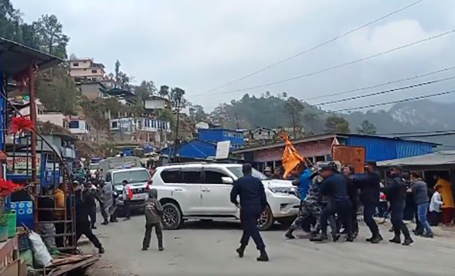 कोशी प्रदेशका मुख्यमन्त्री कार्की सवार गाडीमाथि तोडफोडकाे प्रयास