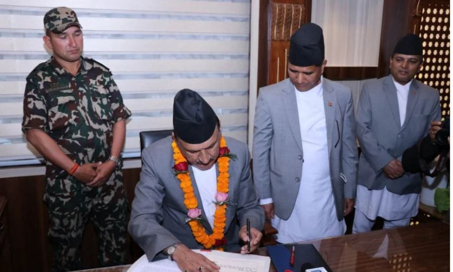शपथ लिएलगत्तै अर्थमन्त्री डा.प्रकाशशरण महतले गरे पदबहाली