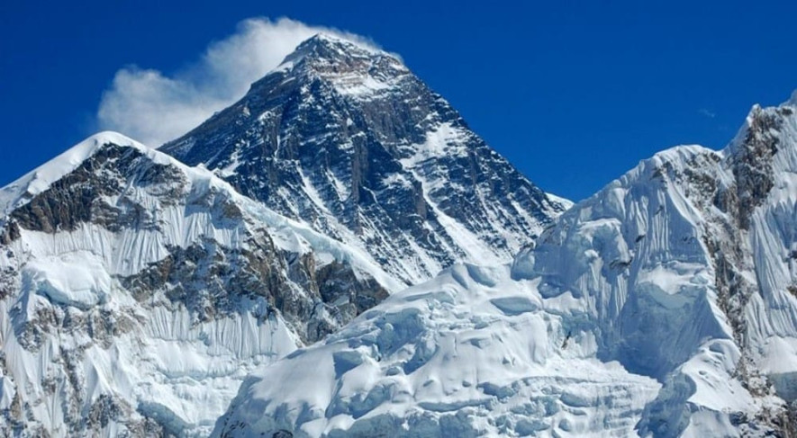 सगरमाथा आरोहणका क्रममा हिमपहिरोमा परी तीन जना आरोही बेपत्ता