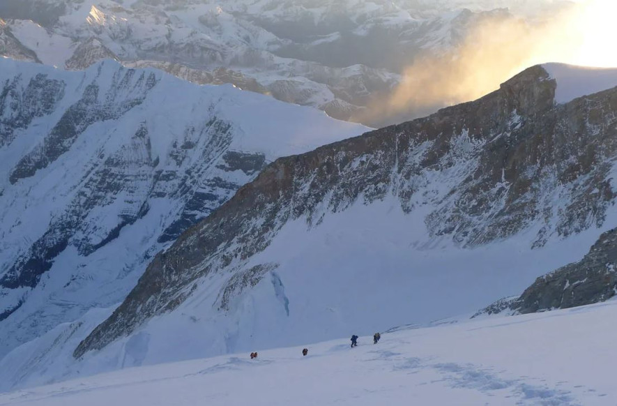 अन्नपूर्ण हिमालमा एक आरोहीको मृत्यु, एकको जीवितै उद्धार, एक बेपत्ता