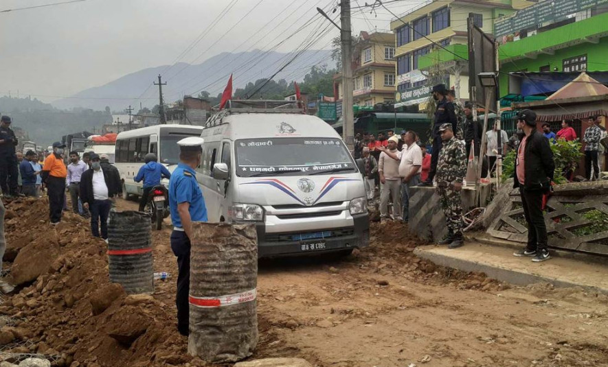 धार्केमा सडक भासिएर अवरुद्ध भएको पृथ्वी राजमार्ग १८ घन्टापछि एकतर्फी खुल्यो