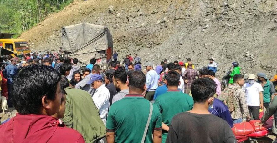 ट्रक पल्टिई घरमा ठोक्किँदा ३ जनाको मृत्यु भएको भने अरु ५ जना घाइते