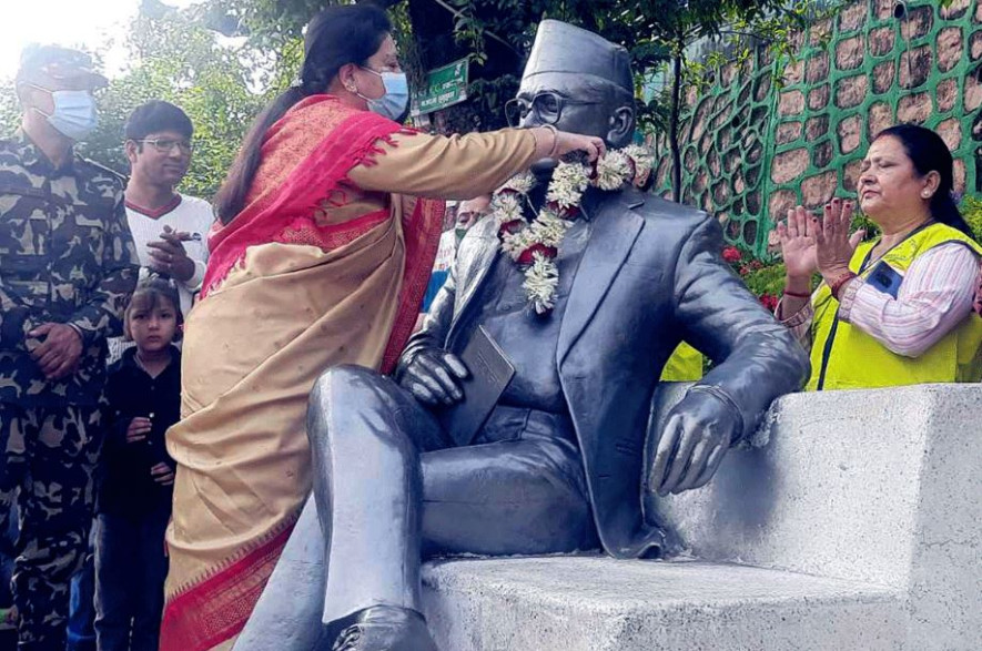 पूर्वराष्ट्रपति भण्डारीद्वारा मदन भण्डारीको सालिकमा माल्यार्पण