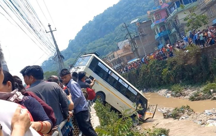 तारकेश्वरमा बससँग ठोक्किँदा मोटरसाइकल चालकको मृत्यु, बस खस्यो खोलामा