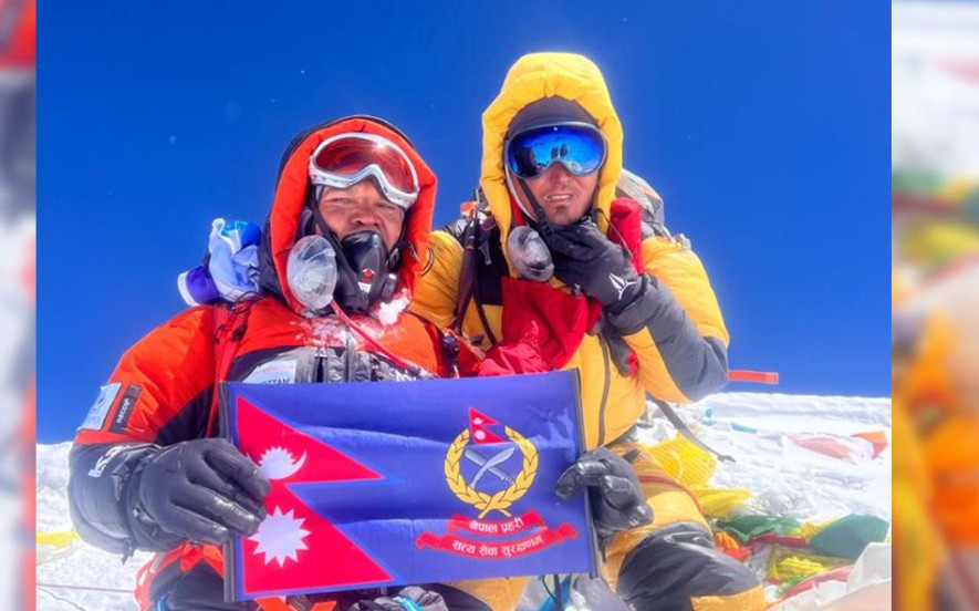 नेपाल प्रहरीका कर्मचारीद्वारा पहिलोपटक सगरमाथा आरोहण