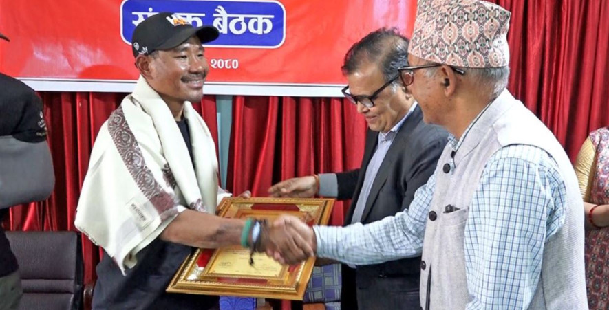 सगरमाथा आरोही बुढामगरलाई माओवादीको सम्मान