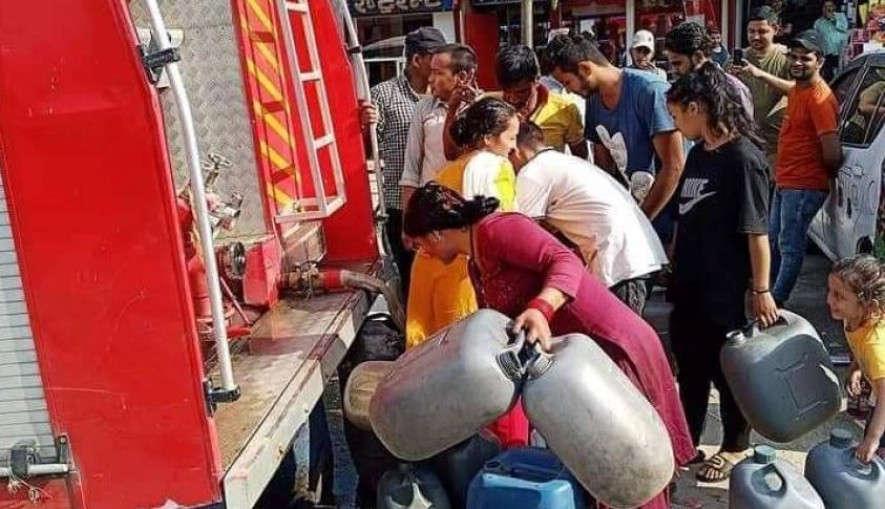 पानी हाहाकार भएपछि खाँदबारीमा दमकलबाट पानी वितरण