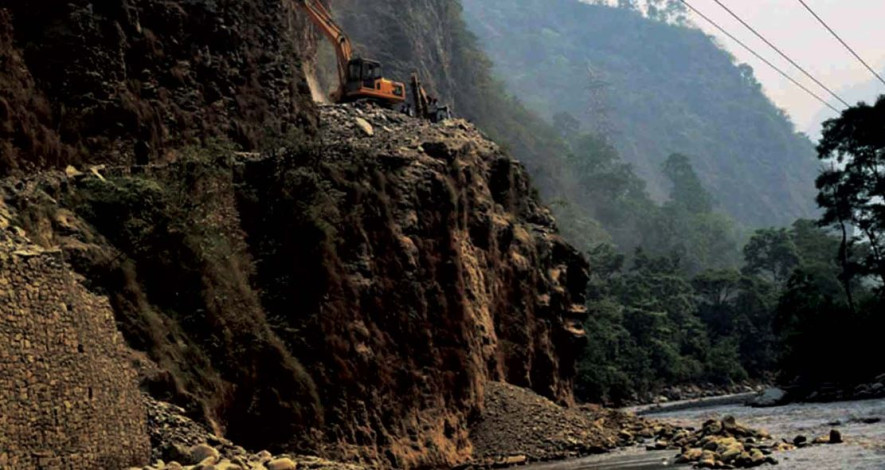 अवरुद्ध बेनी-जोमसोम सडक १६ घन्टापछि सञ्चालन