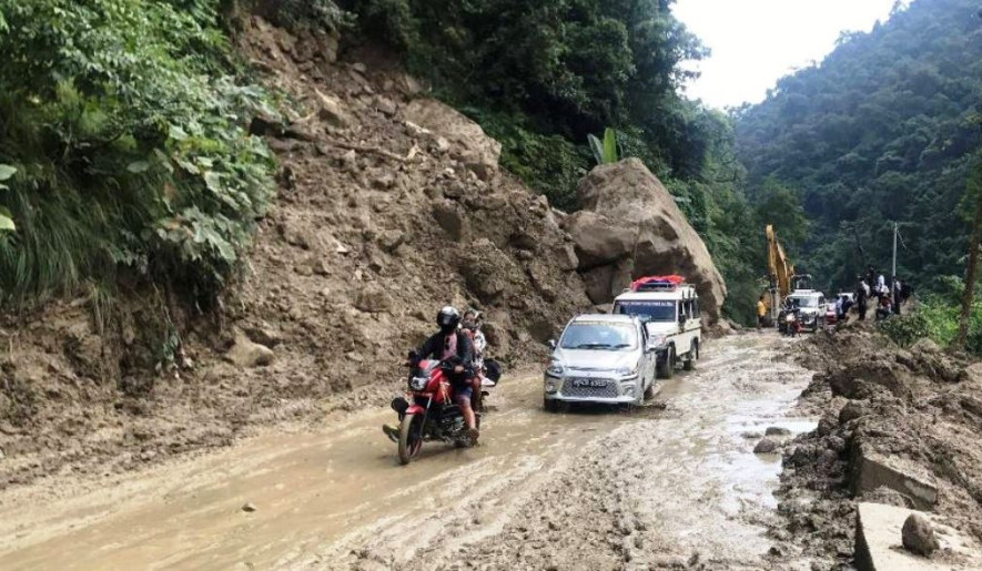 पहिरोले हेटौँडा-काठमाडौं जाेड्ने सडक अवरुद्ध