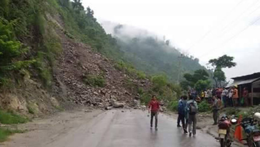 ताप्लेजुङमा पहिरोमा परी बाबुछोराको मृत्यु -अविरल वर्षाले बेपत्ताको खोजिकार्यमा अवरोध