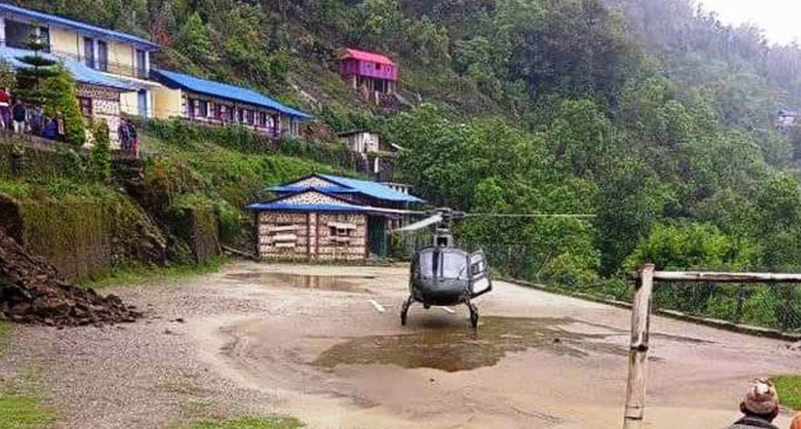 ताप्लेजुङ पहिरो - घाइतेको हेलिकोप्टरबाट उद्धार