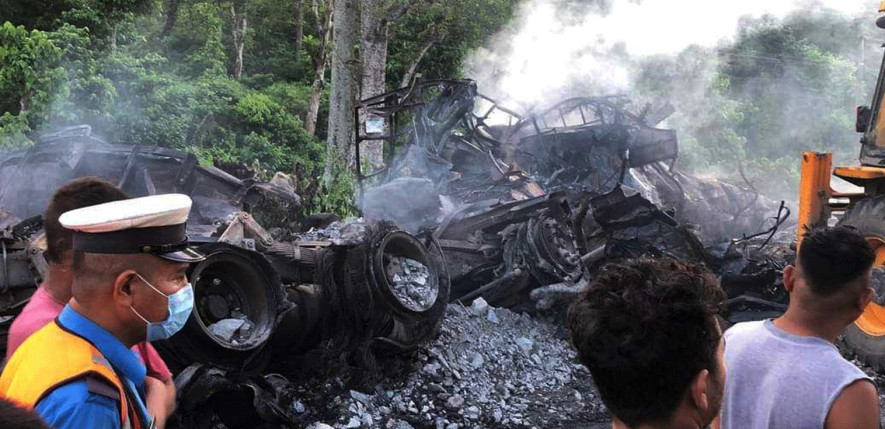 मकवानपुरमा दुईवटा ट्रक एकआपसमा ठोक्किँदा जलेर नष्ट