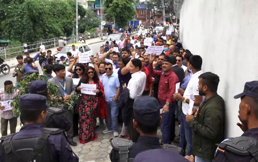 अध्यागमन विभाग अगाडि म्यानपावर व्यवसायीको प्रदर्शन