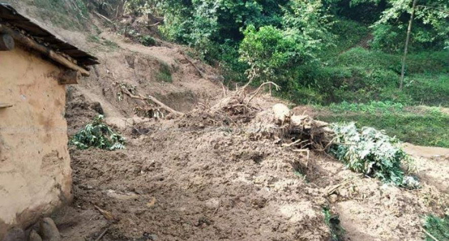 सडक भासिएर आएको पहिरोले घर पुरिँदा आमा-छोराको मृत्यु