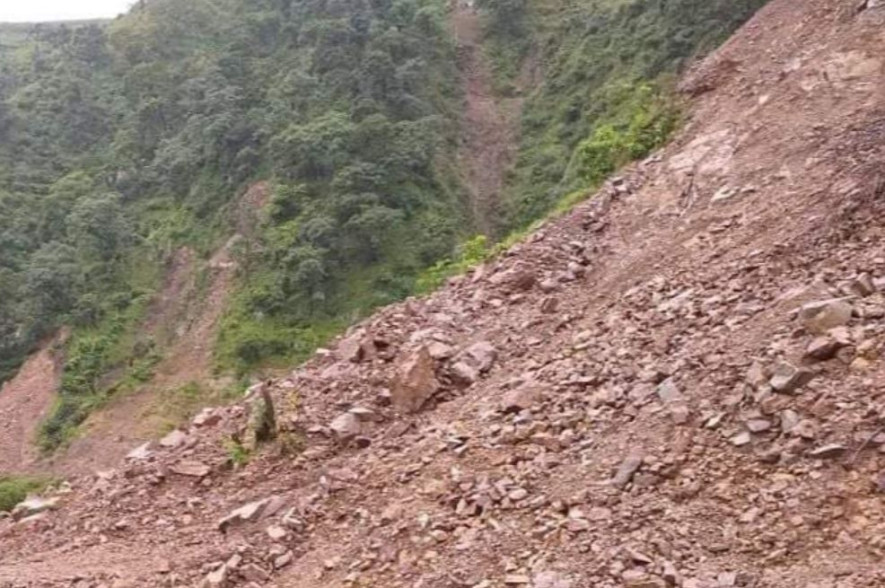 १५ महिनाको शिशुकाे पहिरोले लग्याे ज्यान