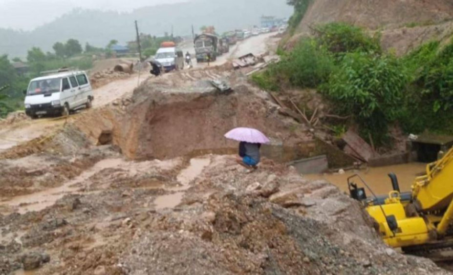 तनहुँमा सडक भासिएपछि पृथ्वी राजमार्ग एकतर्फी