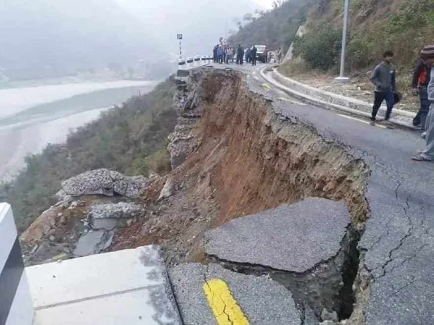  वर्षाका कारण देशभरका विभिन्न  राजमार्ग अवरुद्ध