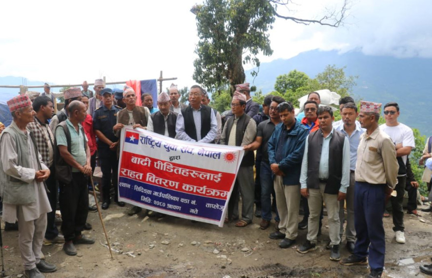 ताप्लेजुङका  पहिरो प्रभावितहरुलाई राष्ट्रिय युवा संघको राहत