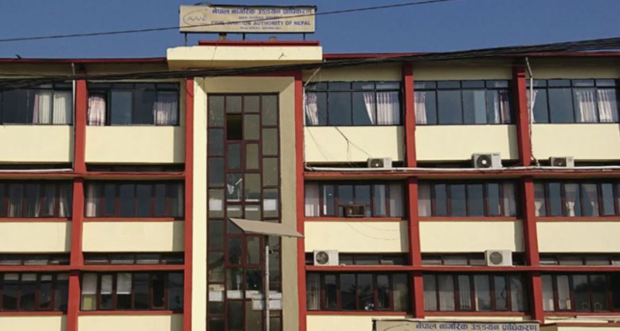 पाइलट झगडा प्रकरण - मन्थली विमानस्थलका प्रमुख निलम्बित