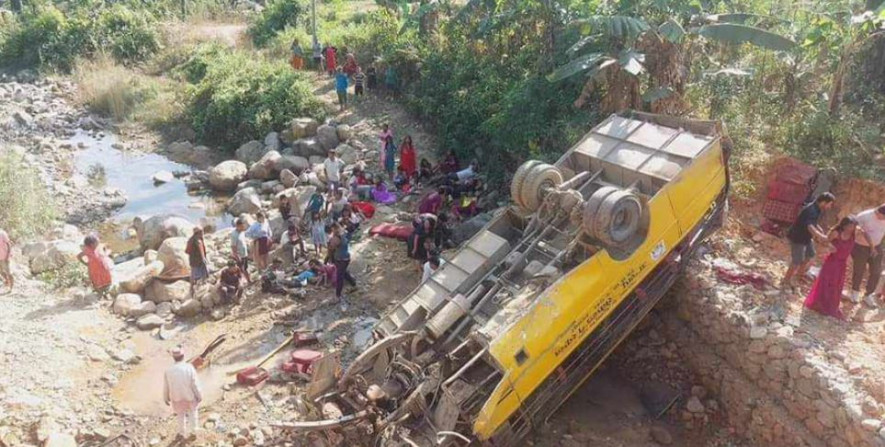 उदयपुरमा स्कुल बस दुर्घटना हुँदा ३ जनाको मृत्यु, ३९ घाइते