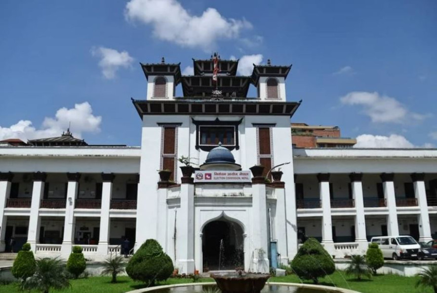 भूकम्पपीडितलाई निर्वाचन आयोगको आर्थिक सहयोग