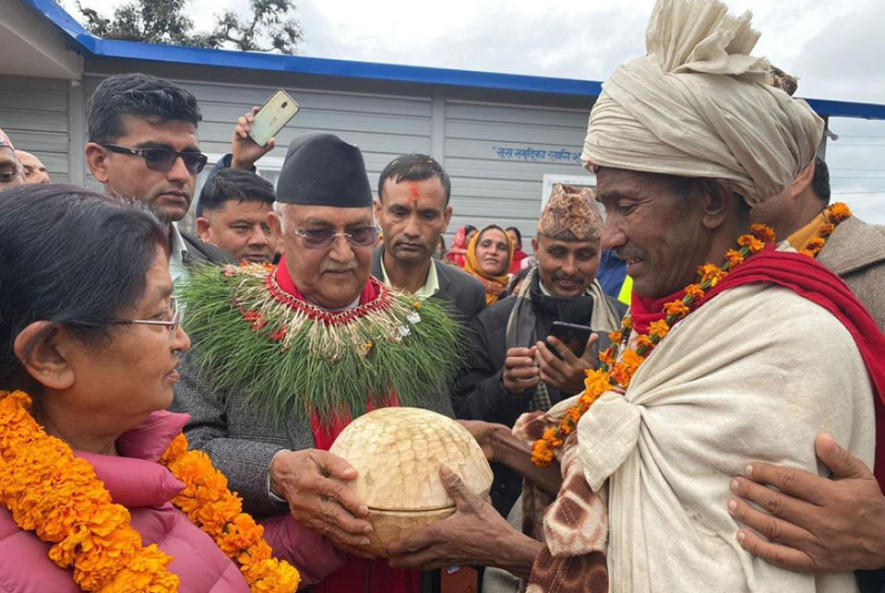 एमाले अध्यक्ष ओलीलाई राउटे मुखिया शाहीले दिए कोसी उपहार