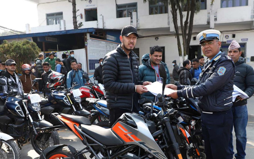 चोरी भएका १७ सवारीसाधन ट्राफिक प्रहरीद्वारा धनीलाई हस्तान्तरण